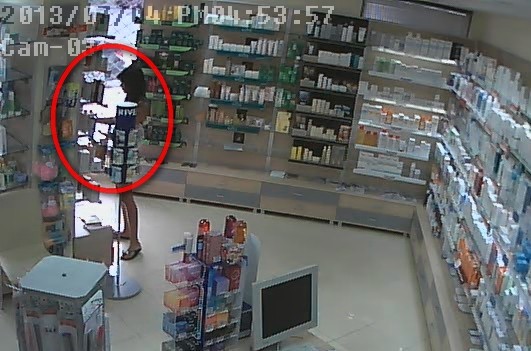 Вижте как дългокрака бургазлийка по шортички краде шампоан в аптека (ВИДЕО)