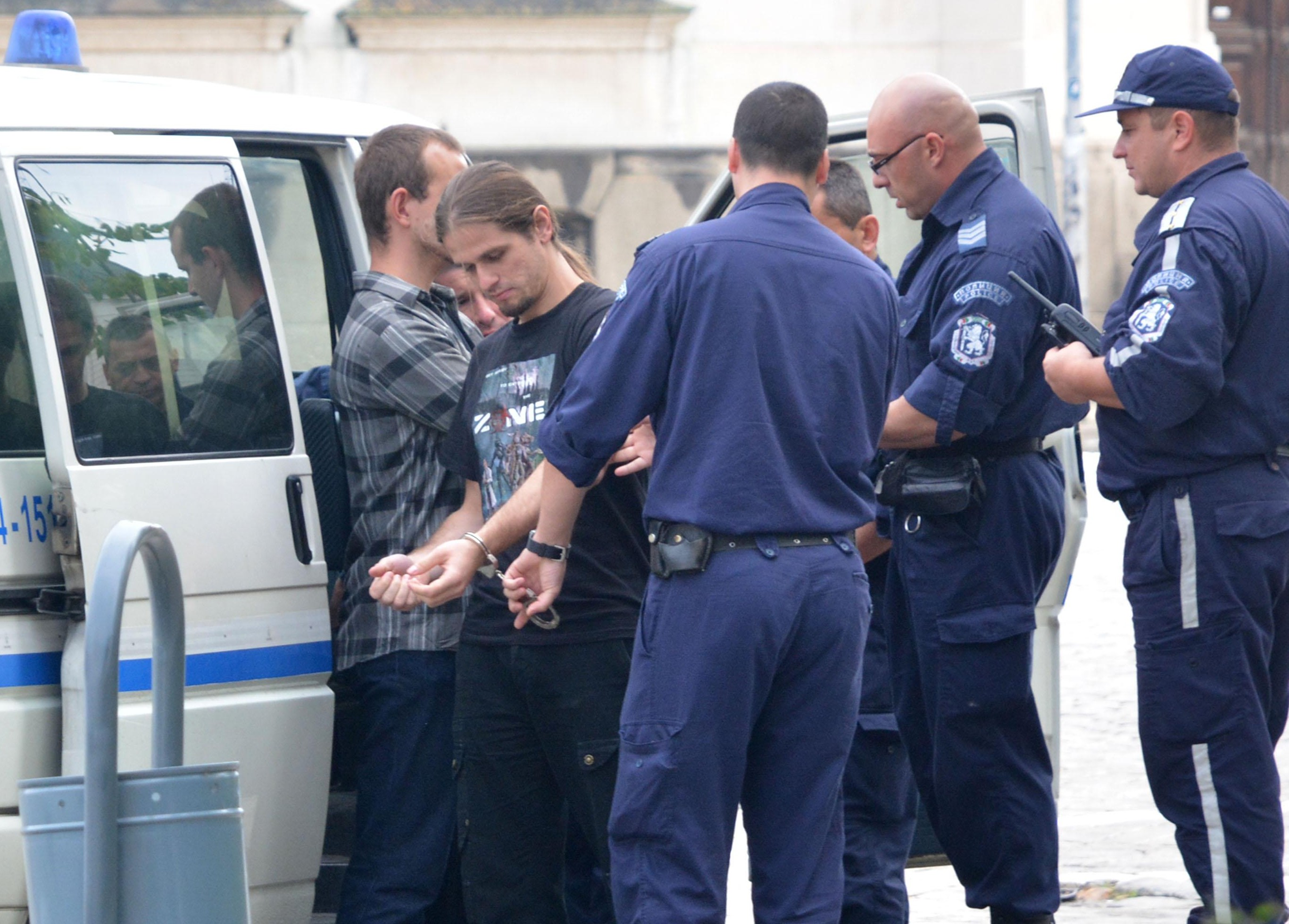 Двама арестувани на протеста пред Народното събрание (СНИМКИ)
