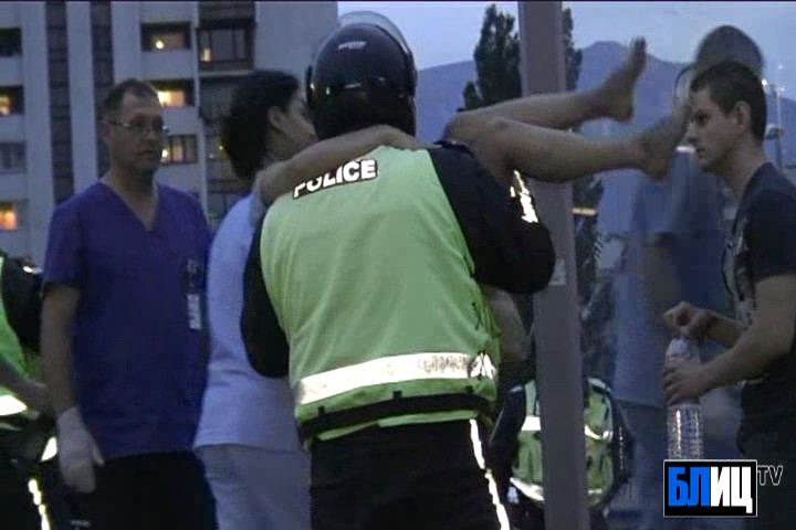 Шокиращи кадри единствено в БЛИЦ TV: Носят на ръце пострадалите от касапницата на &quot;Цариградско шосе&quot;!