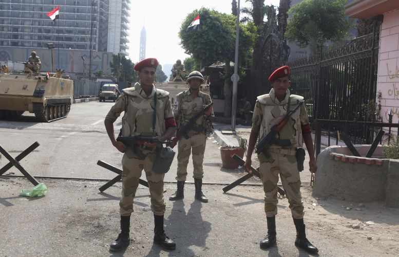 Екстремисти убиха двама на КПП в Египет, шестима са ранени 