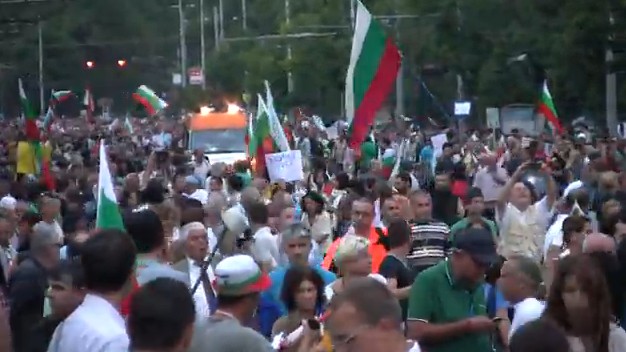 Вижте как протестиращите забавиха линейката за касапницата на “Цариградско” (ВИДЕО)