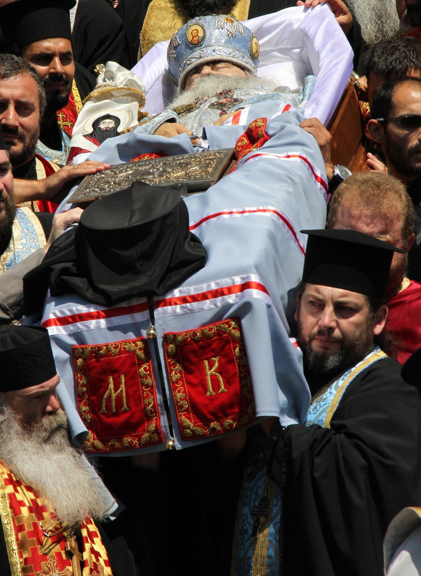 Положиха митрополит Кирил с черно було на лицето в гробница 