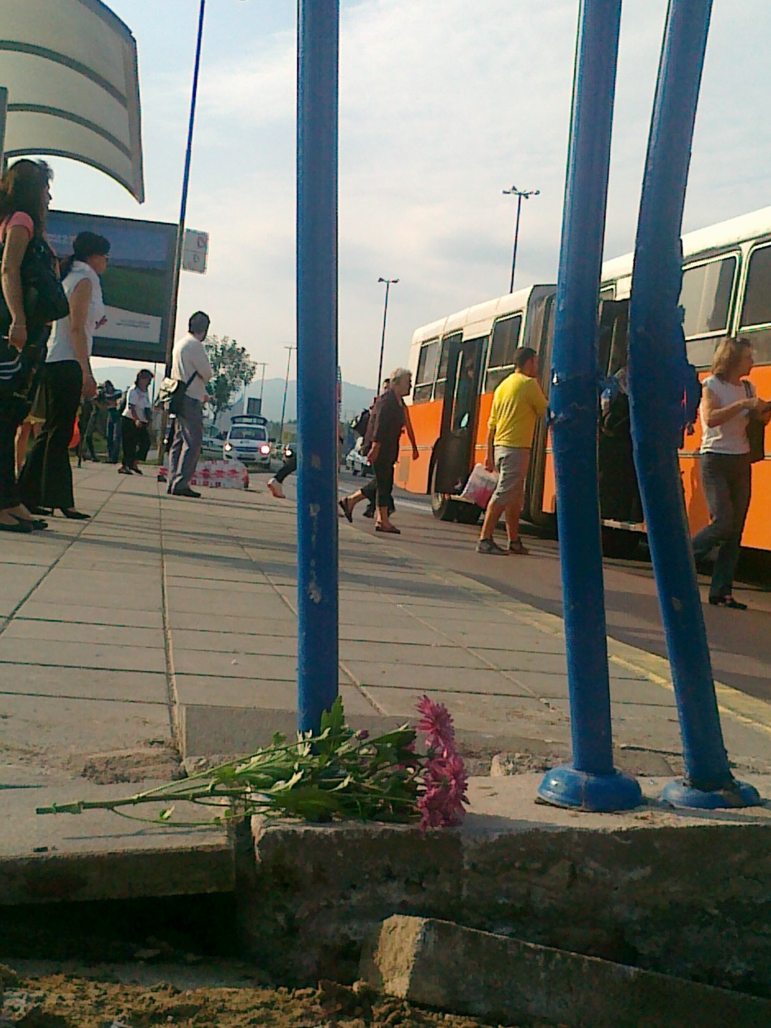 Цветя покриват спирката, където снощи такси помля 12 души