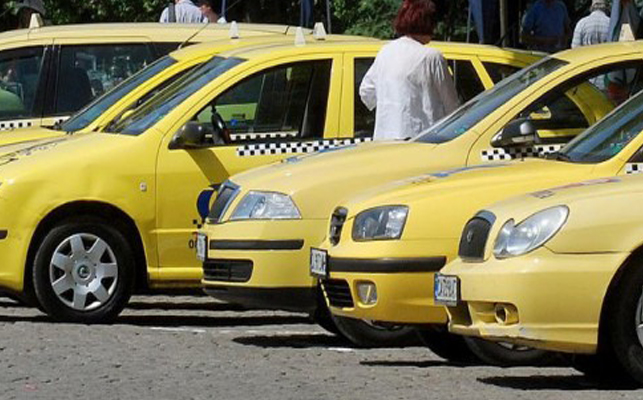 Таксиджия обра и изхвърли в канавка повръщащи в колата му норвежци