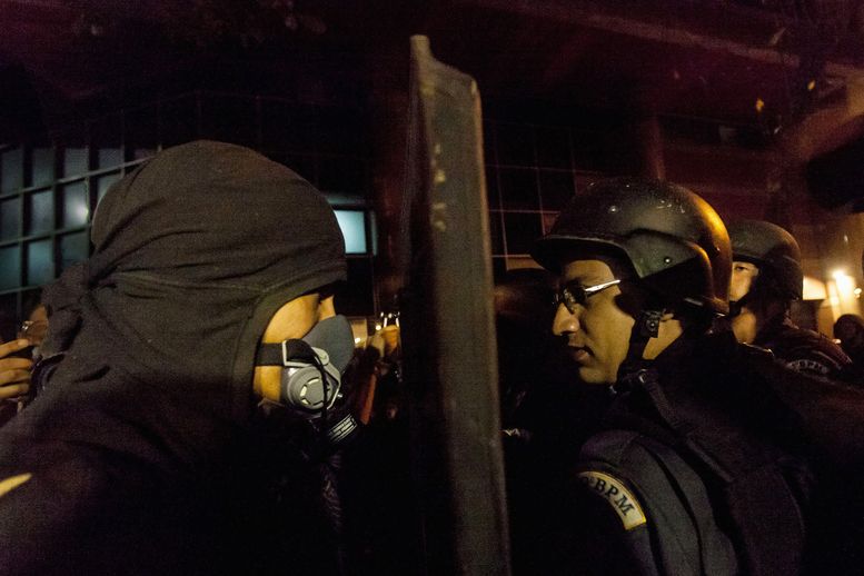 Отново боеве в Бразилия: Полицията в Рио де Жанейро обгази демонстранти