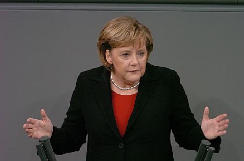 Меркел иска освобождаването на Морси 