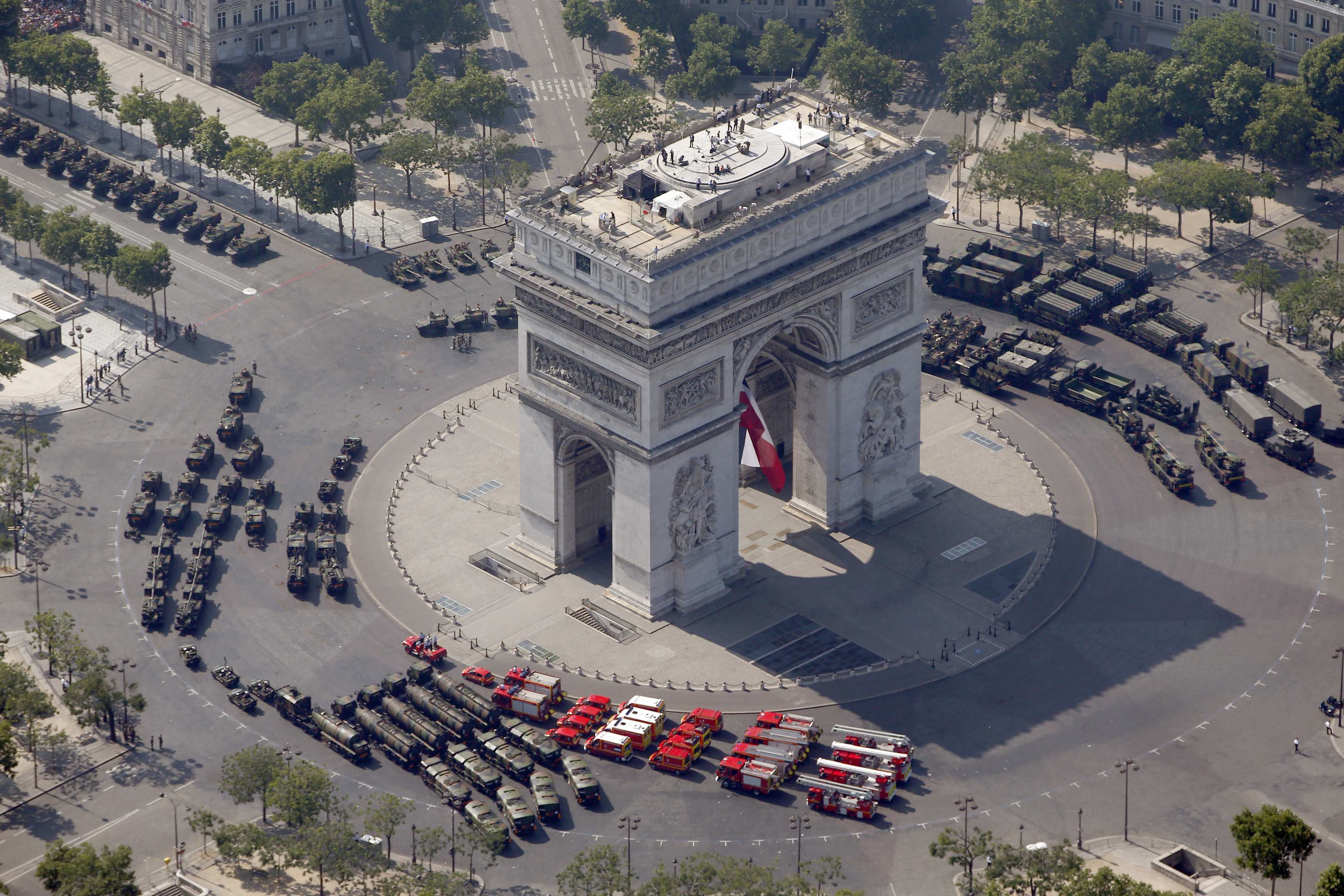 Франция посрещна националния си празник в траур (СНИМКИ)