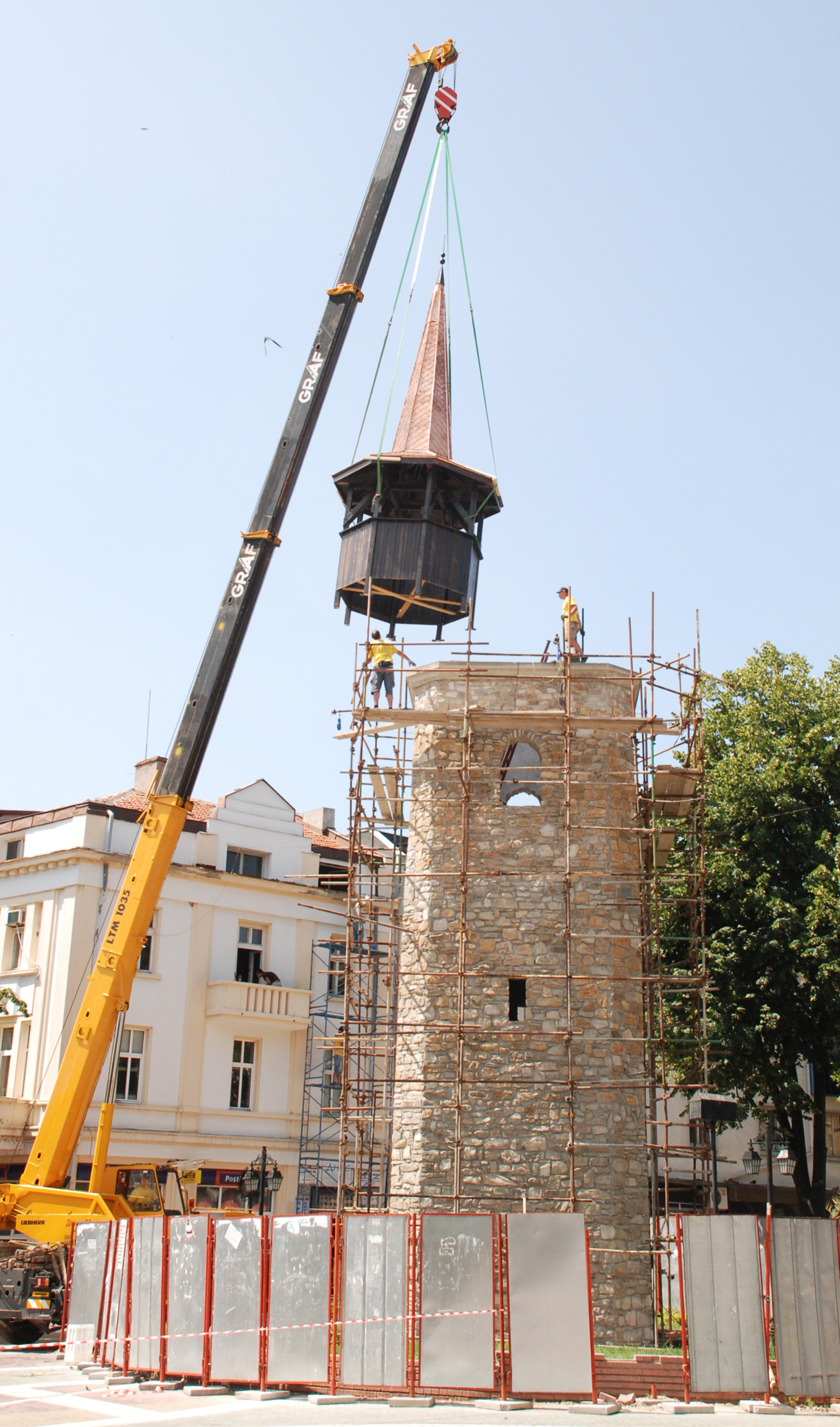 БЛИЦ TV: Уникален купол гръмоотвод кацна на часовниковата кула в Хасково (СНИМКИ)