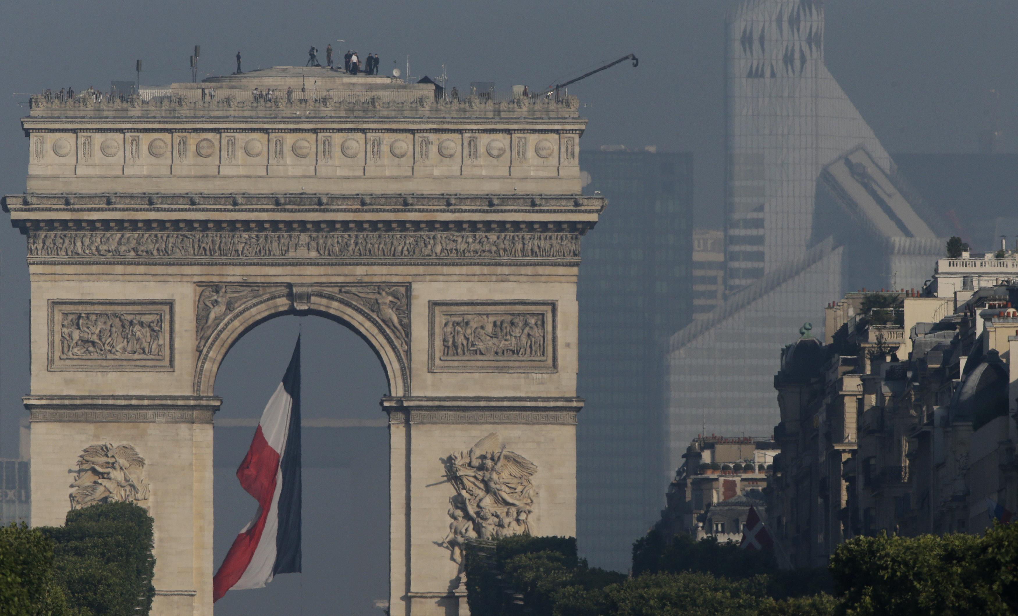 Франция посрещна националния си празник в траур (СНИМКИ)