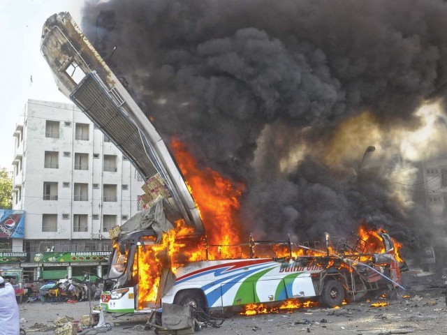Терористи вдигнаха във въздуха автобус с работници