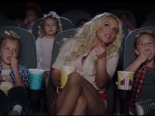 Бритни Спиърс показа децата си в клип (ВИДЕО)