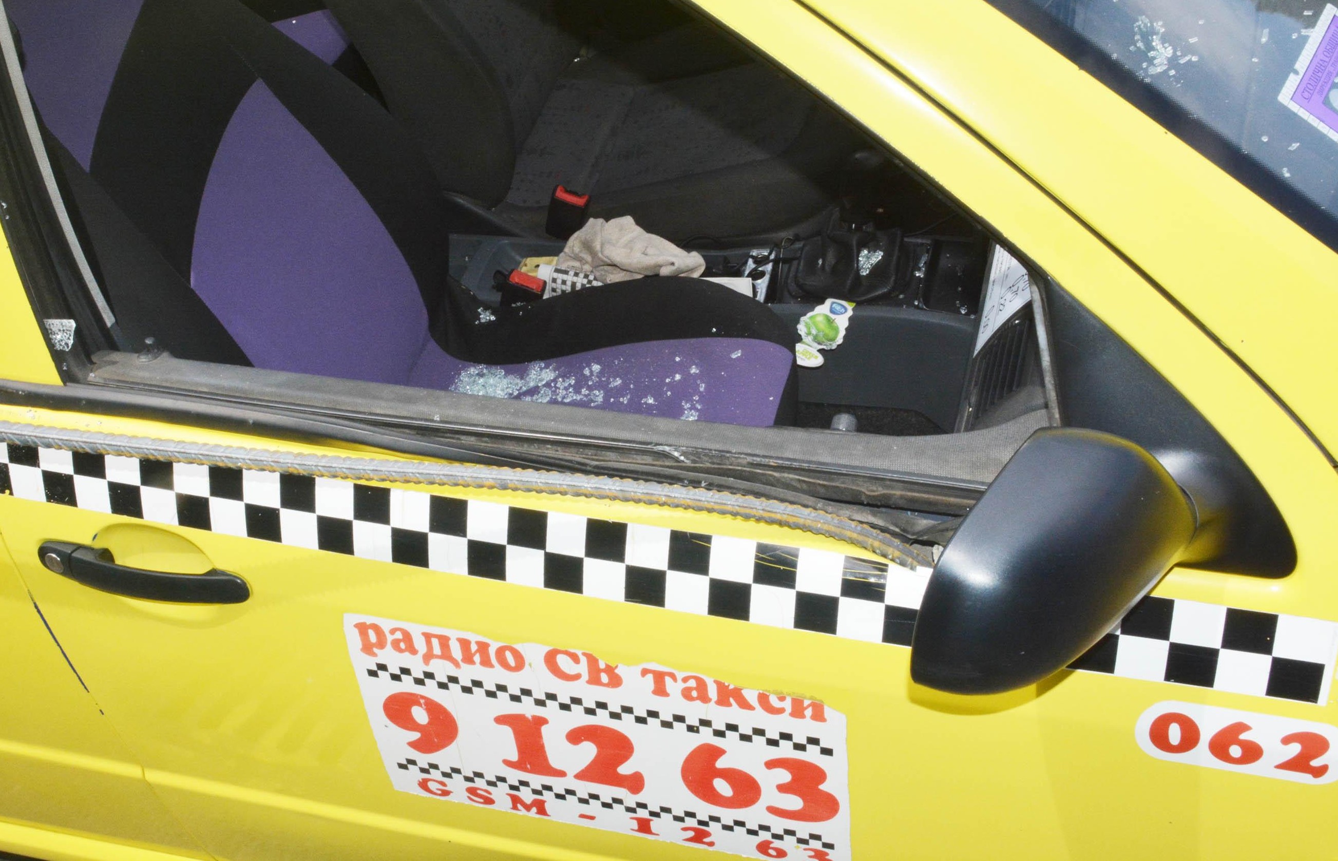 Строително скеле падна върху такси с клиент на пъпа на София