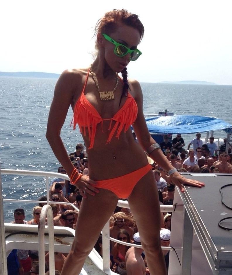 Анн Джи се разпищоли на парти в лодка в Хърватска (СНИМКИ)