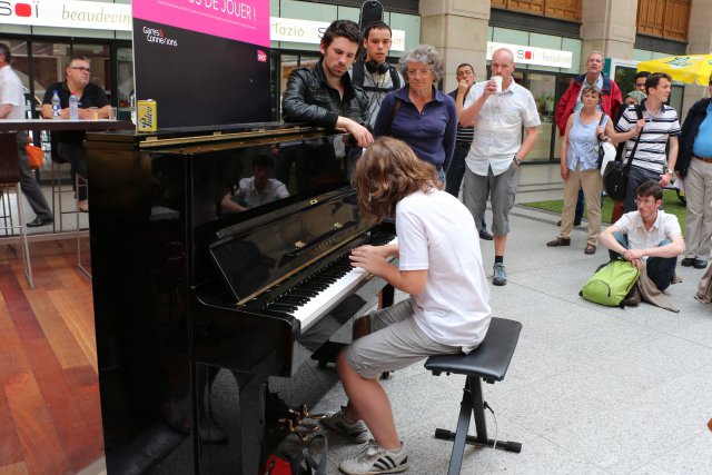 12-годишен пловдивчанин пианист шашна пътниците на парижката гара (ВИДЕО)