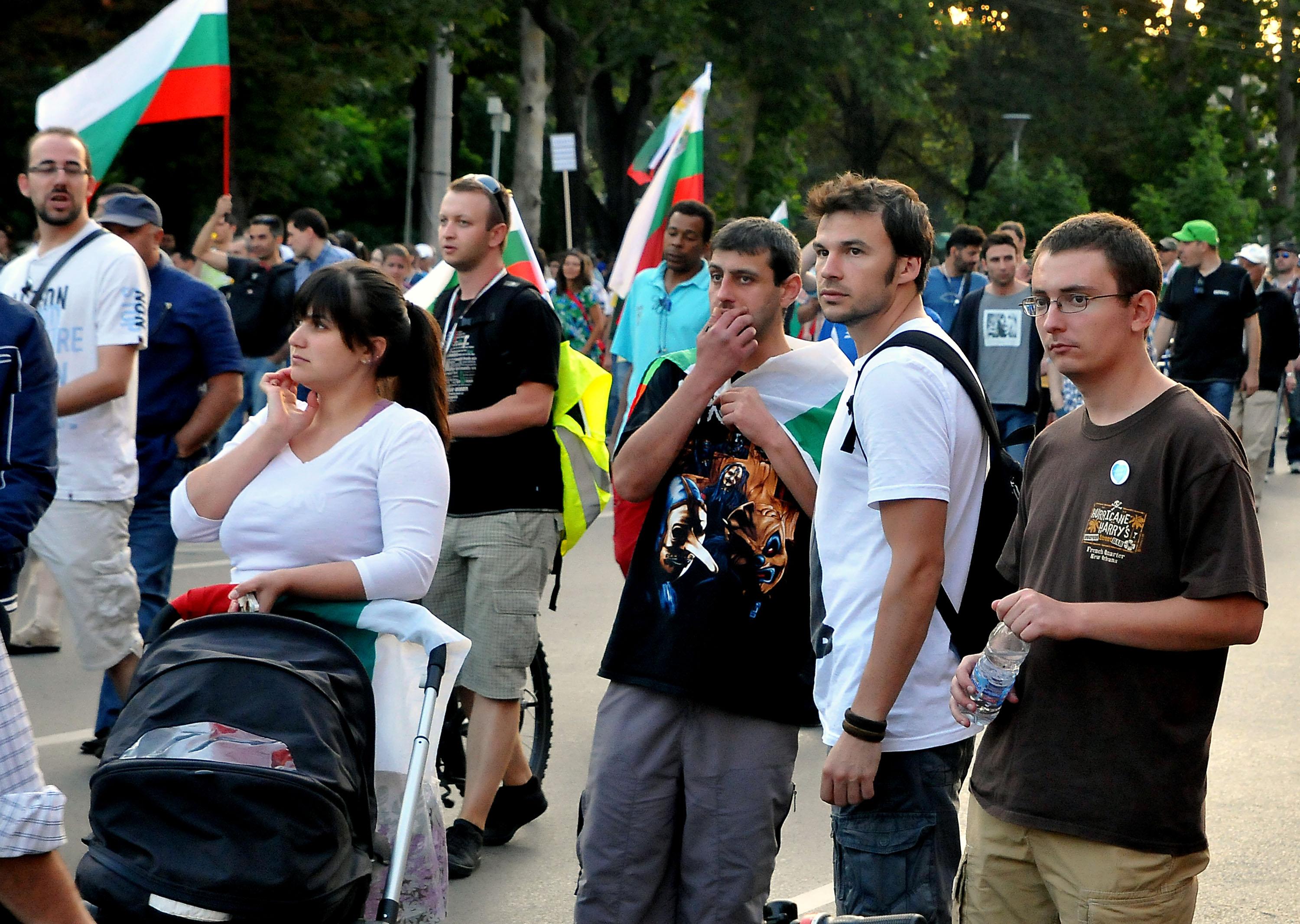 Протестиращи със свирки и тъпани блокираха Орлов мост
