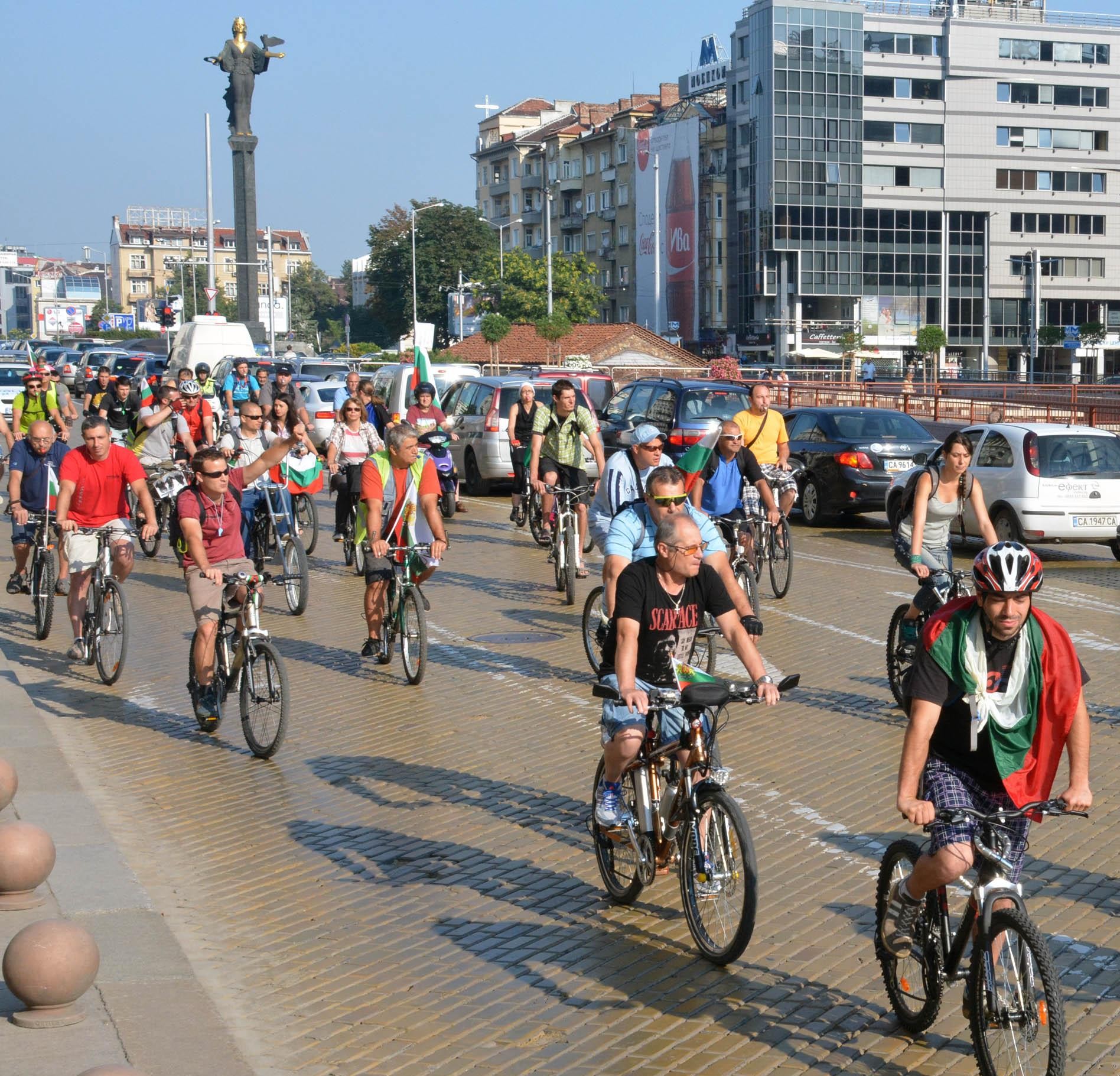 Велосипедисти и хора с детски колички се събират за протест