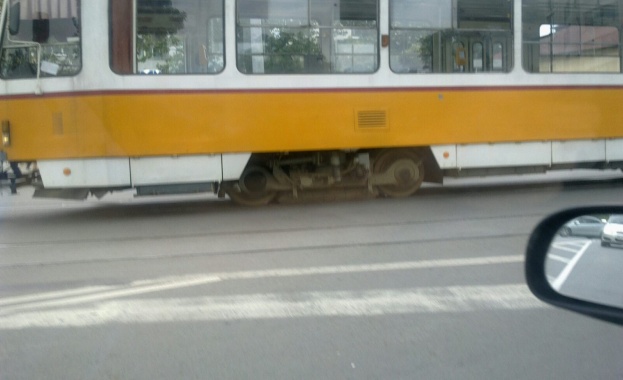 Кола се заби в трамвай