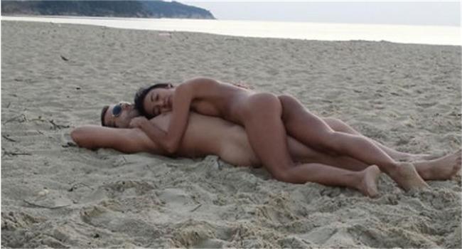 Вижте чисто голата Ани Хоанг върху мъж на нудистки плаж (СНИМКИ 18+)