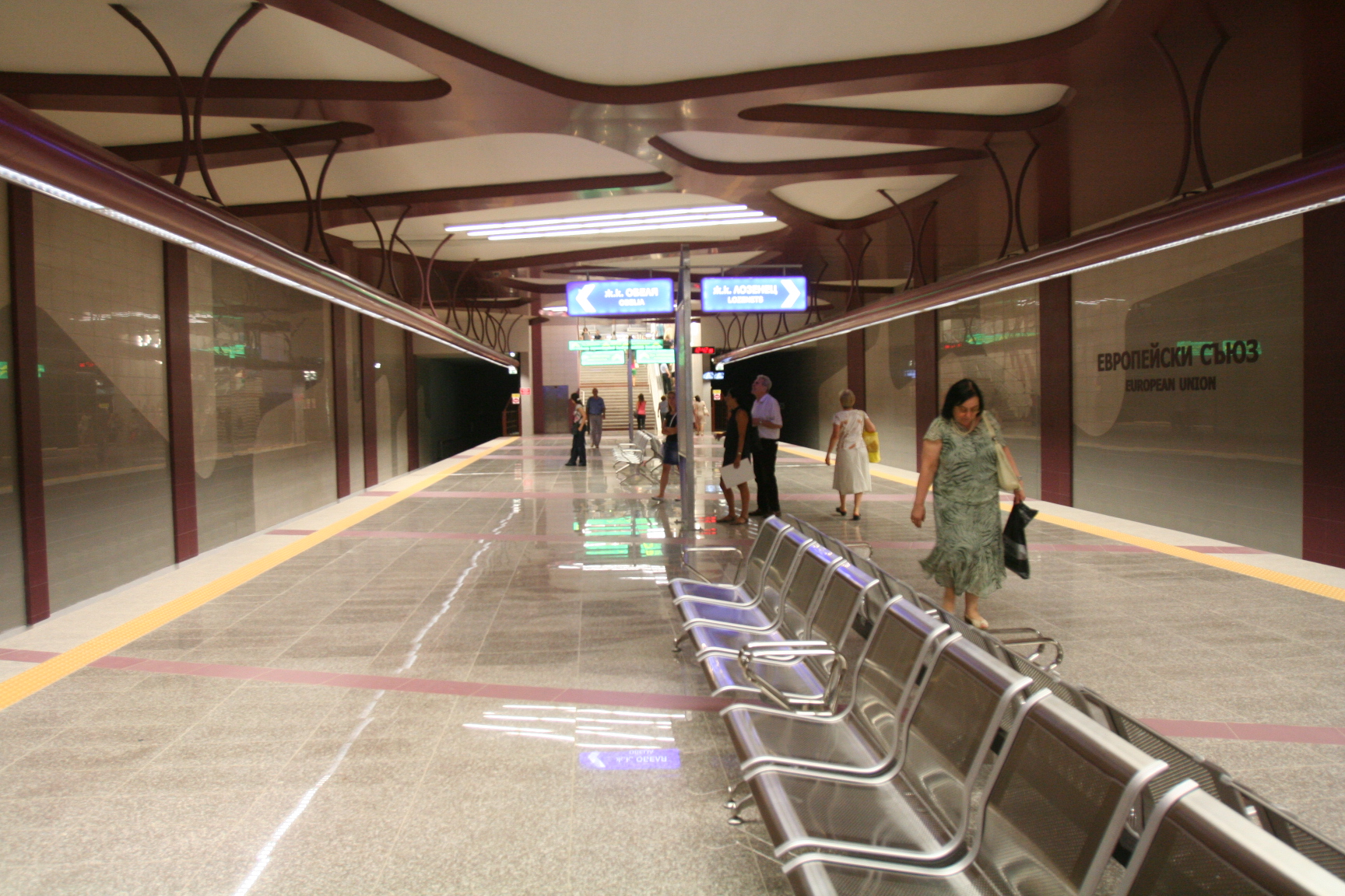 Черна раница затвори метрото за час 