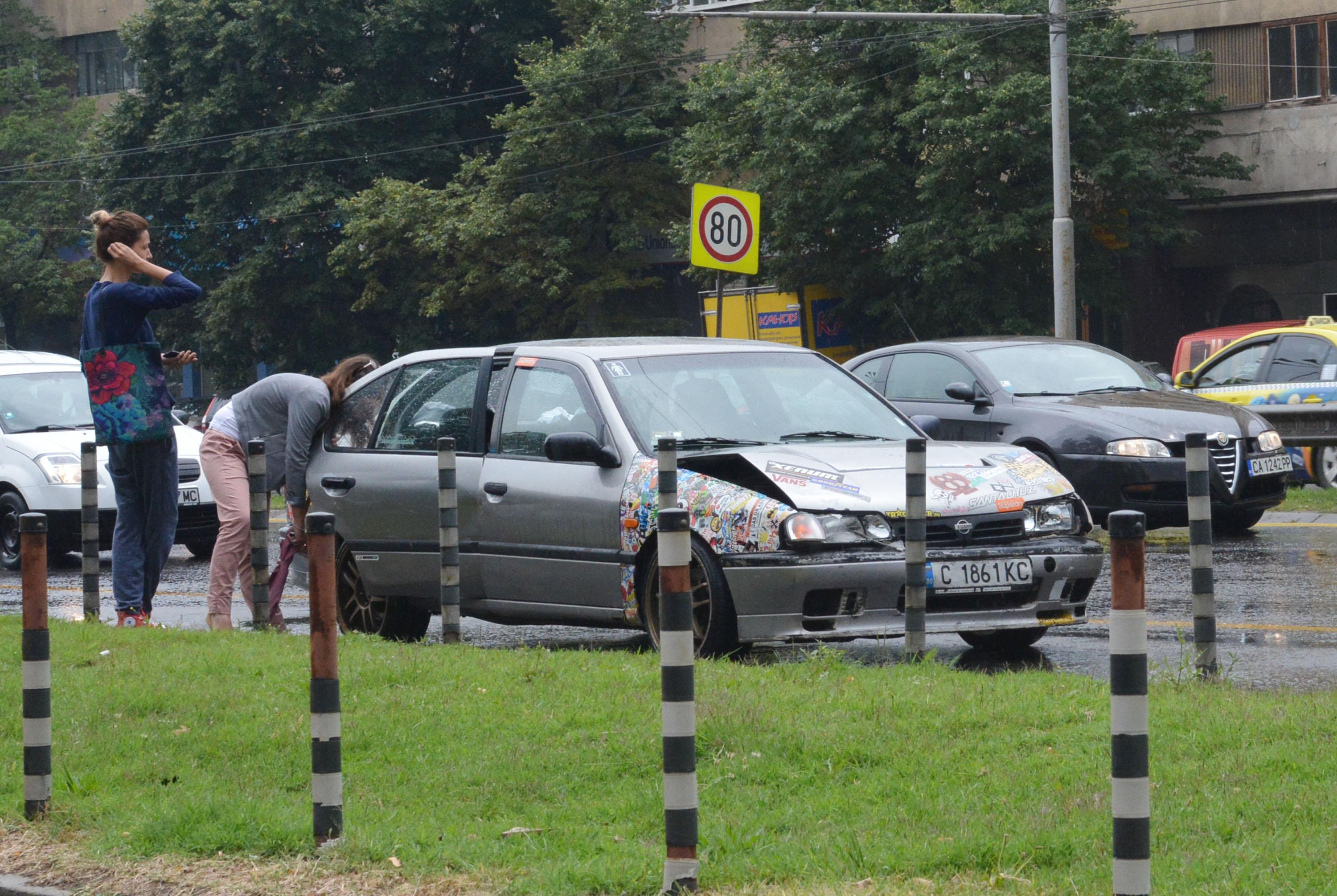Два автомобила се удариха на мокрото „Цариградско шосе“ (СНИМКИ)