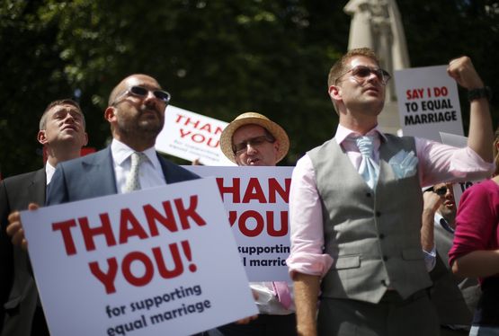 Британският парламент окончателно узакони гей браковете