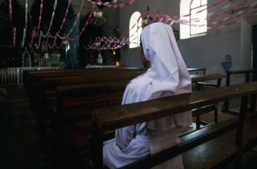 Група братовчеди-нерези отвличат монахиня-католичка и я изнасилват цяла седмица