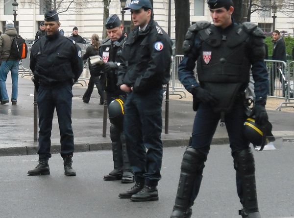 Фередже разпали кървав протест в Париж