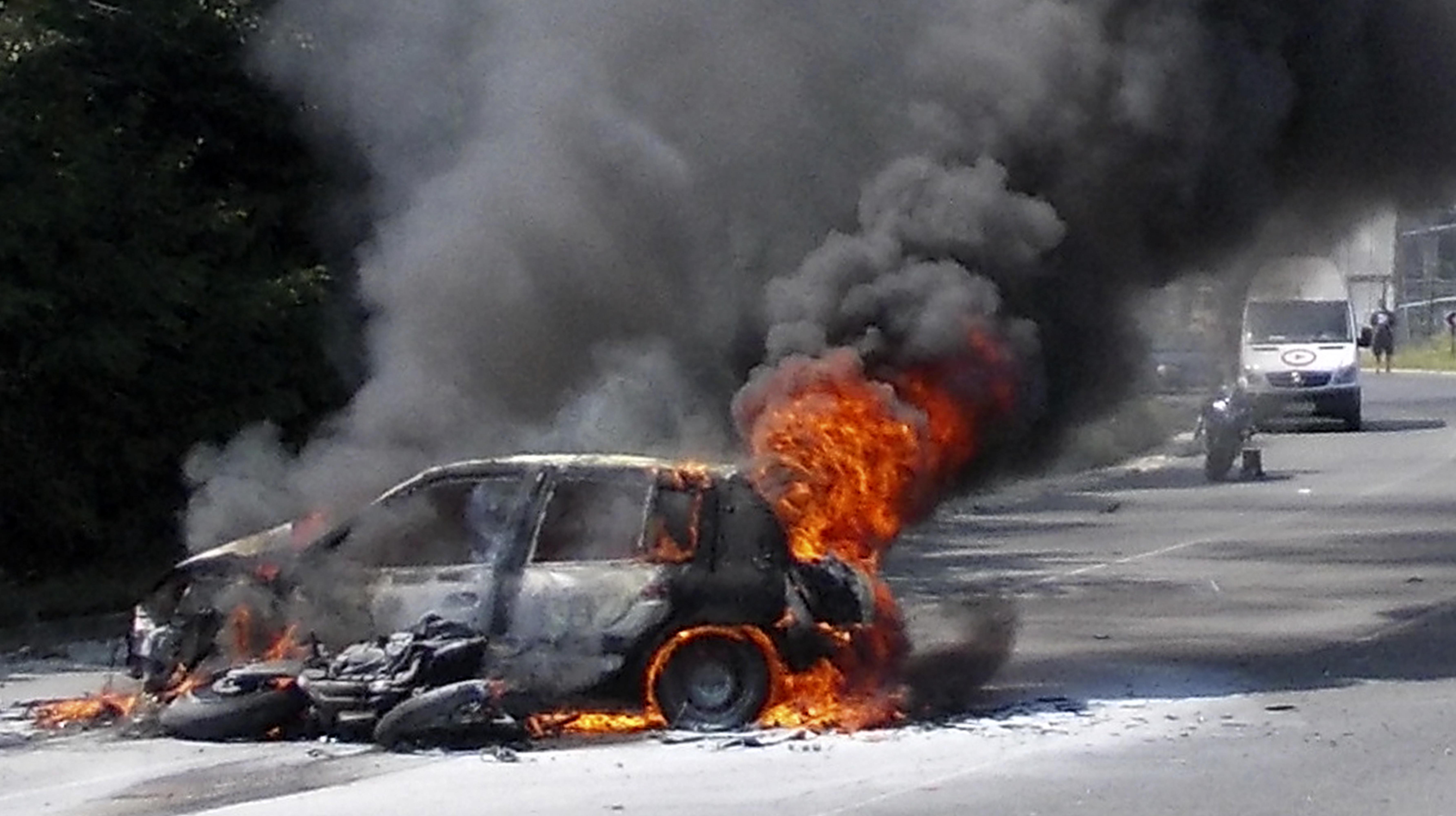 Вижте горящата кола, която за малко не уби три деца (СНИМКИ)