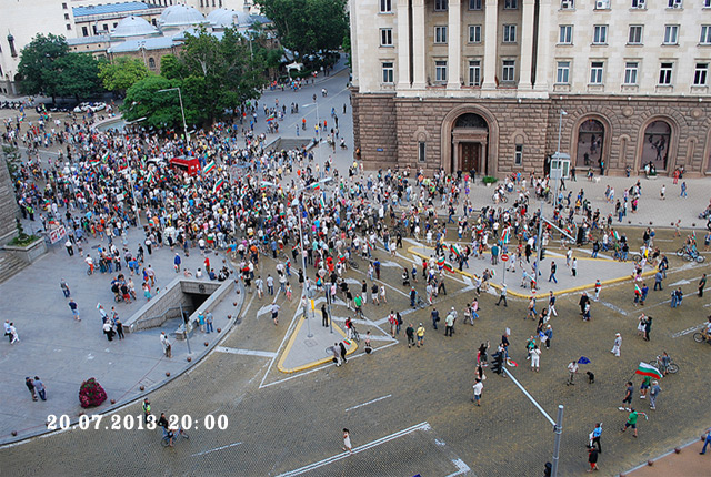 Протестът в 38-ия ден приключи пред парламента (СНИМКИ)