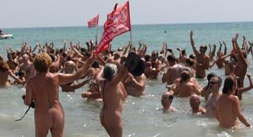 Падна рекордът за брой нудисти на един плаж