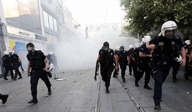 Жестока разправа с „любовната история на въстанието” в Истанбул