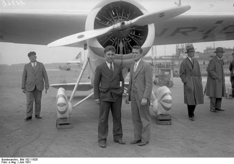22 юли: Преди 80 г. едноокият пилот Уили Пост пръв сам обикаля Земята със самолет
