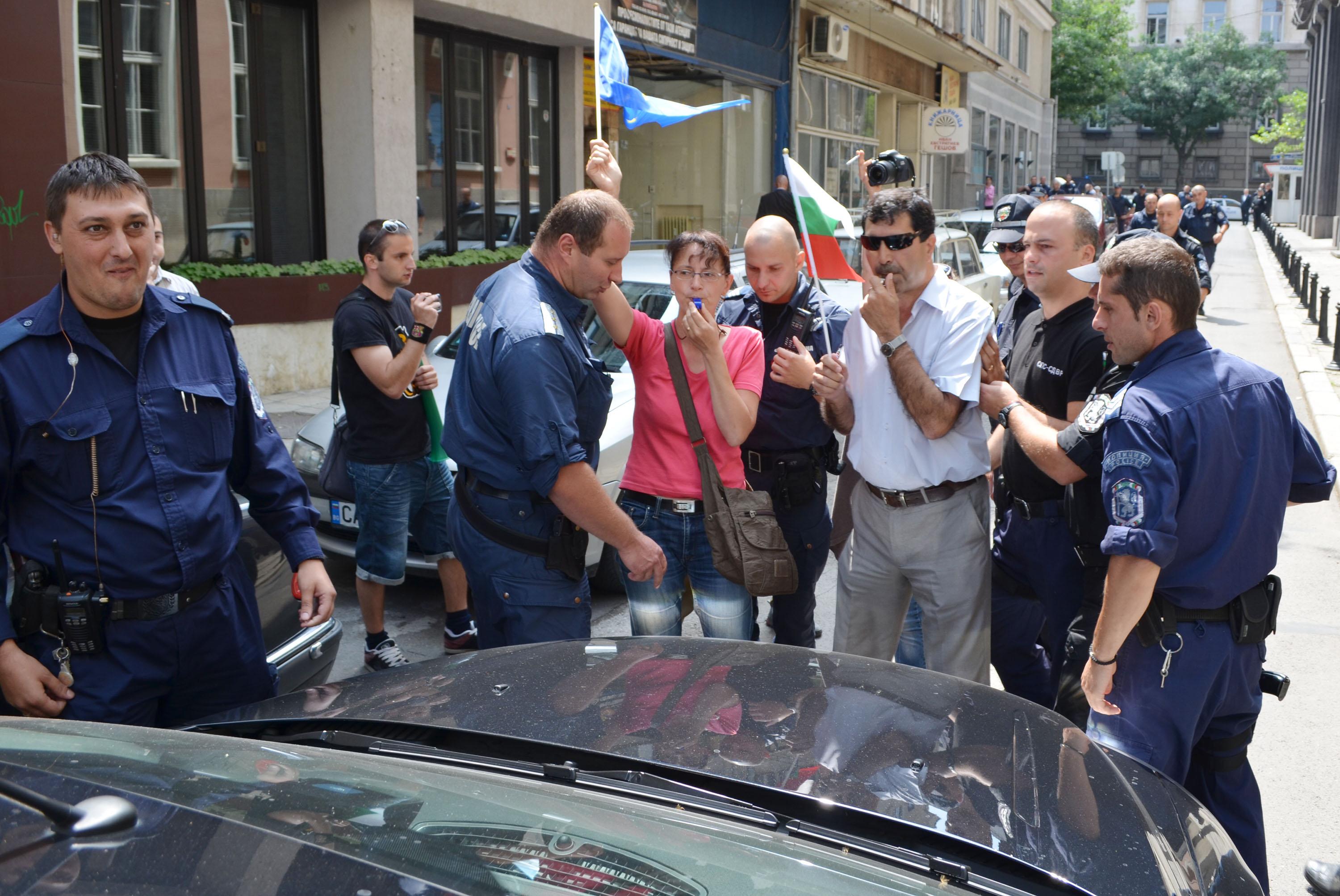 Протестиращ се хвърли пред кола на Министерски съвет