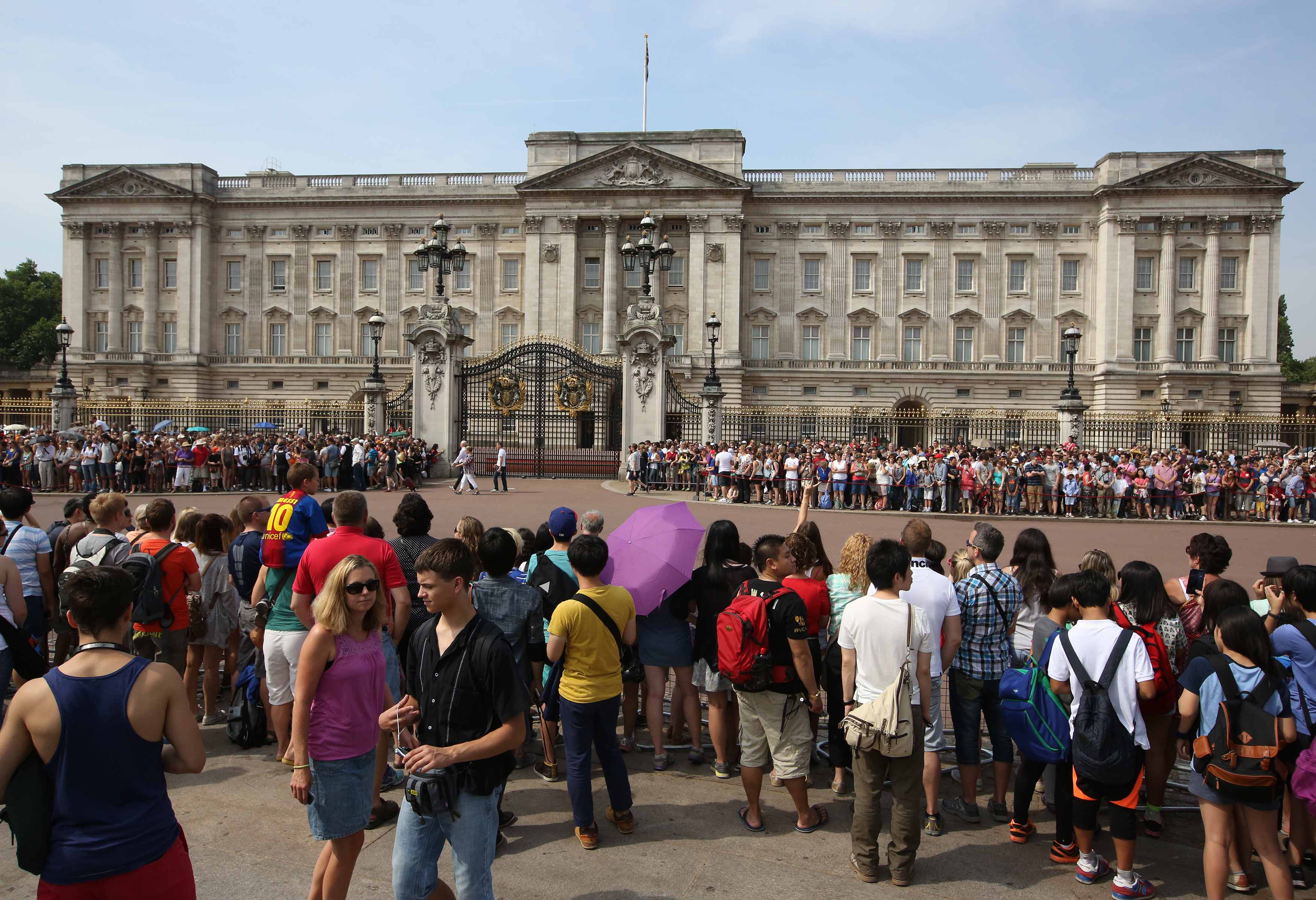 Паника в Бъкингамския дворец: Кралица Елизабет II напусна по спешност палата!