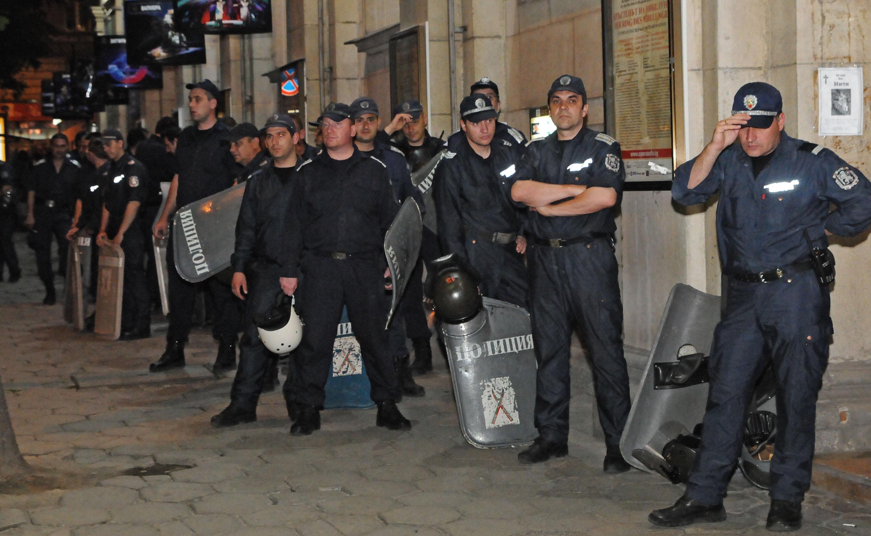 Напрежението пред парламента ескалира, намеси се жандармерия