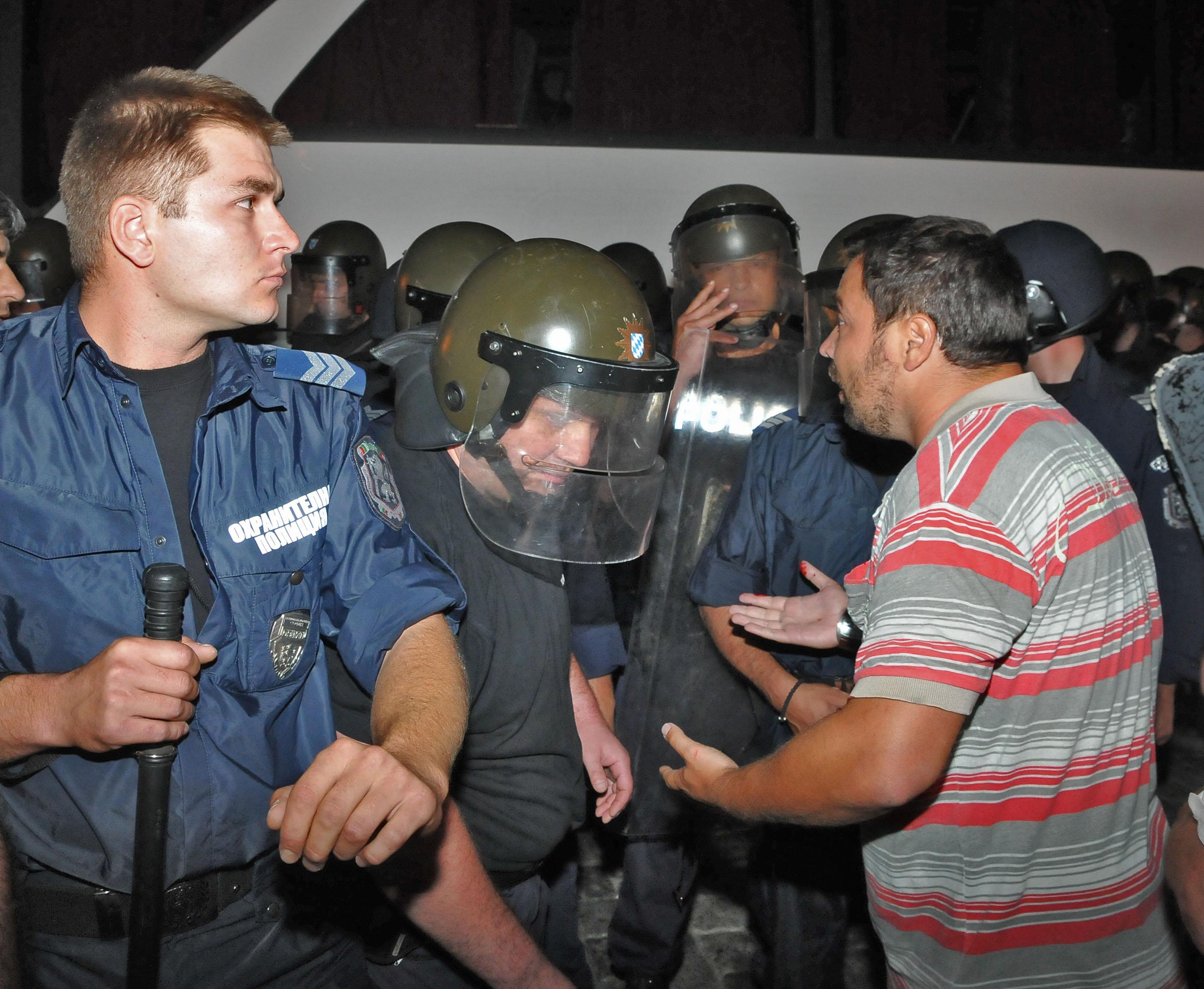 Двама са задържани на протеста снощи, 10-ина са ранени