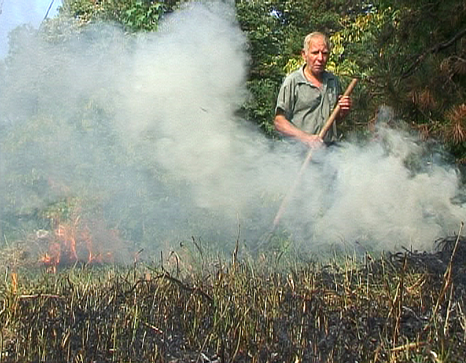 Старец изгоря сред сухи треви, който сам запалил 