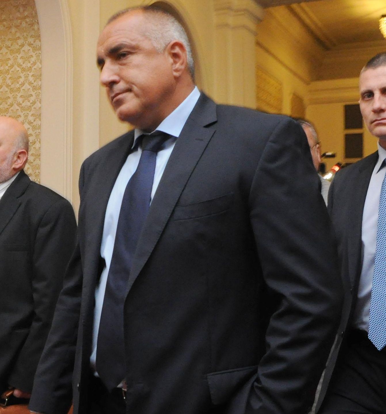 Борисов пак се заяде с Миков: От някоя белградска кръчма нареди на депутатите да не работят