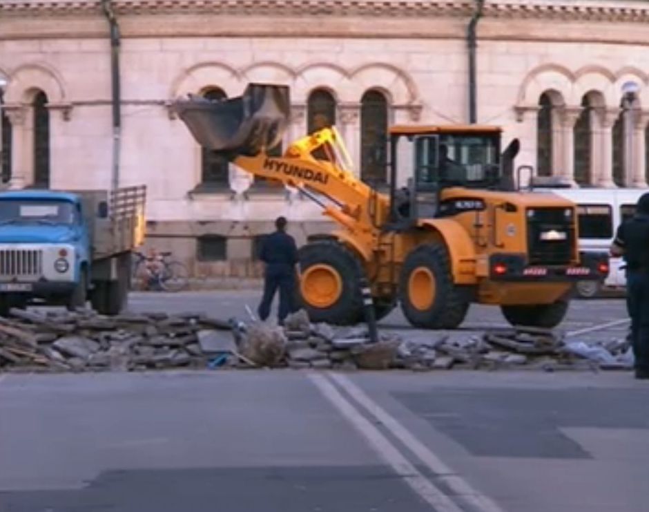 Фадрома за втори път разчиства барикадата до Народното събрание