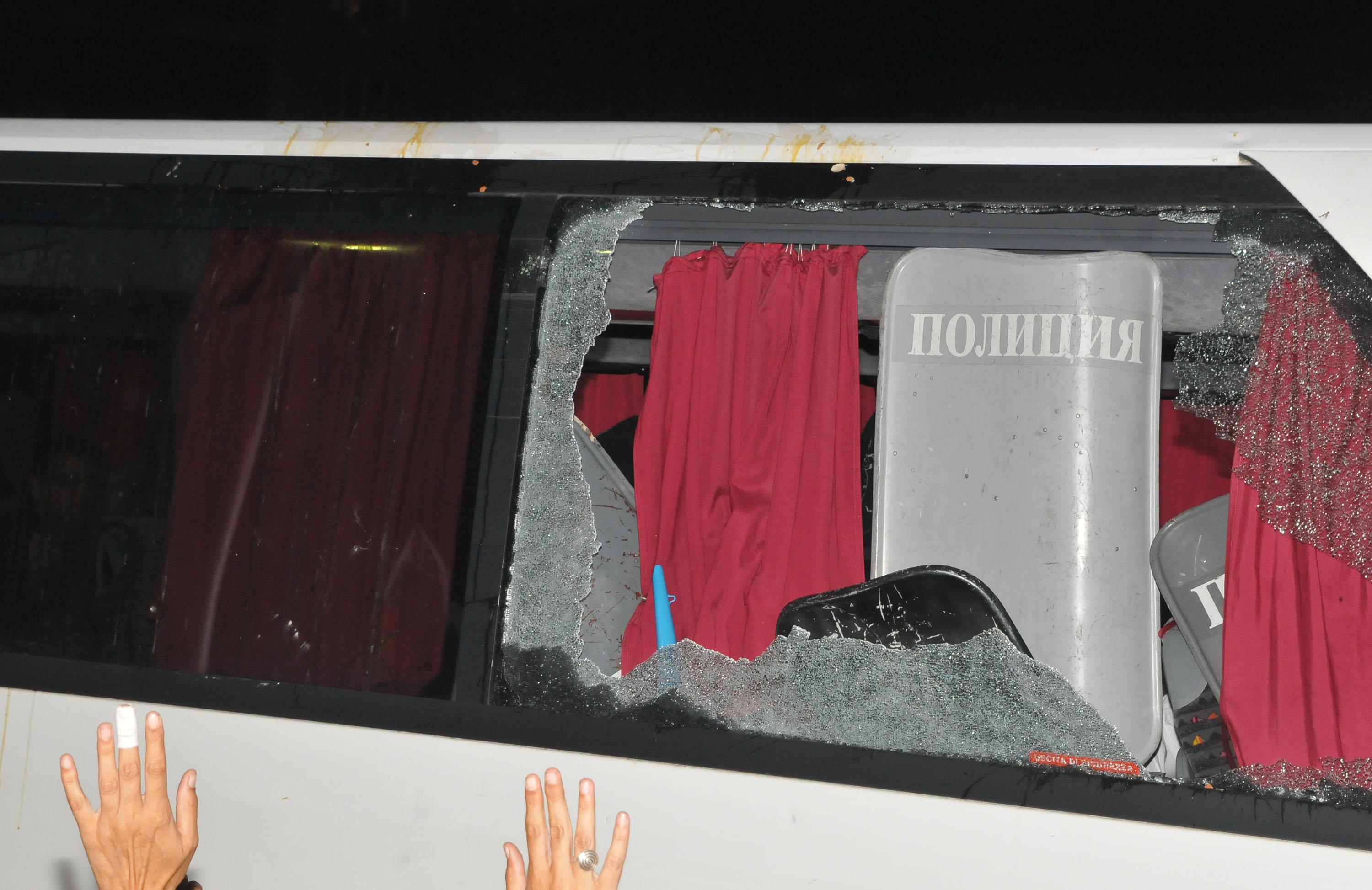 Автобусът за депутатите, изпочупен снощи,  бил на МВР