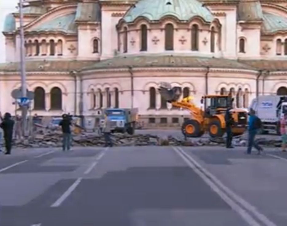 Фадрома за втори път разчиства барикадата до Народното събрание