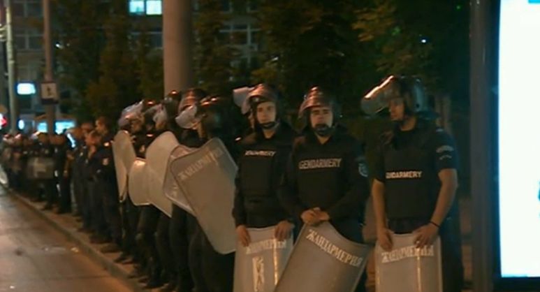 Блокадата се пропука: Полицаи изведоха блокираните министри и депутати