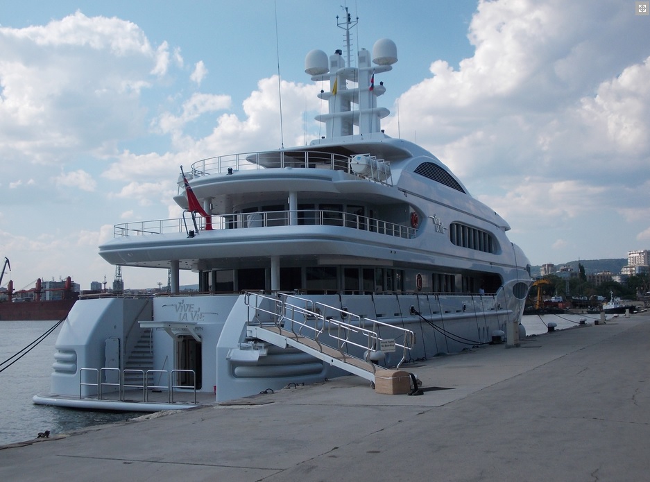 Милионери от Швейцария пристигнаха с плаващ палат във Варна (СНИМКИ)