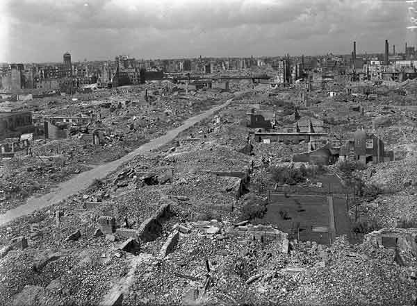 25.7.1943 г.: Започва англо-американската въздушна операция „Гомор”, разрушила Хамбург до основи