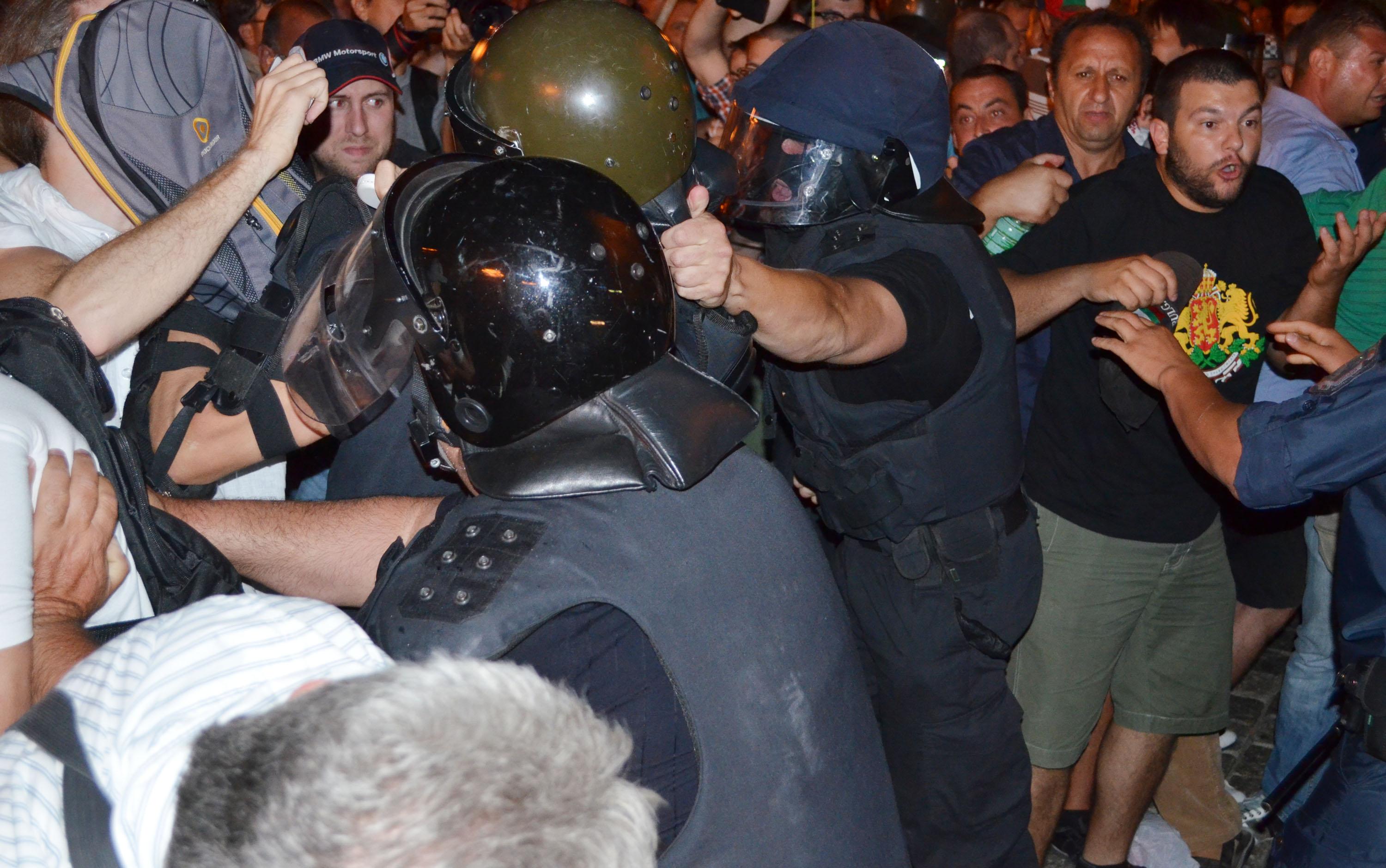 Правозащитници: Полицията да се разследва за насилие на протестите