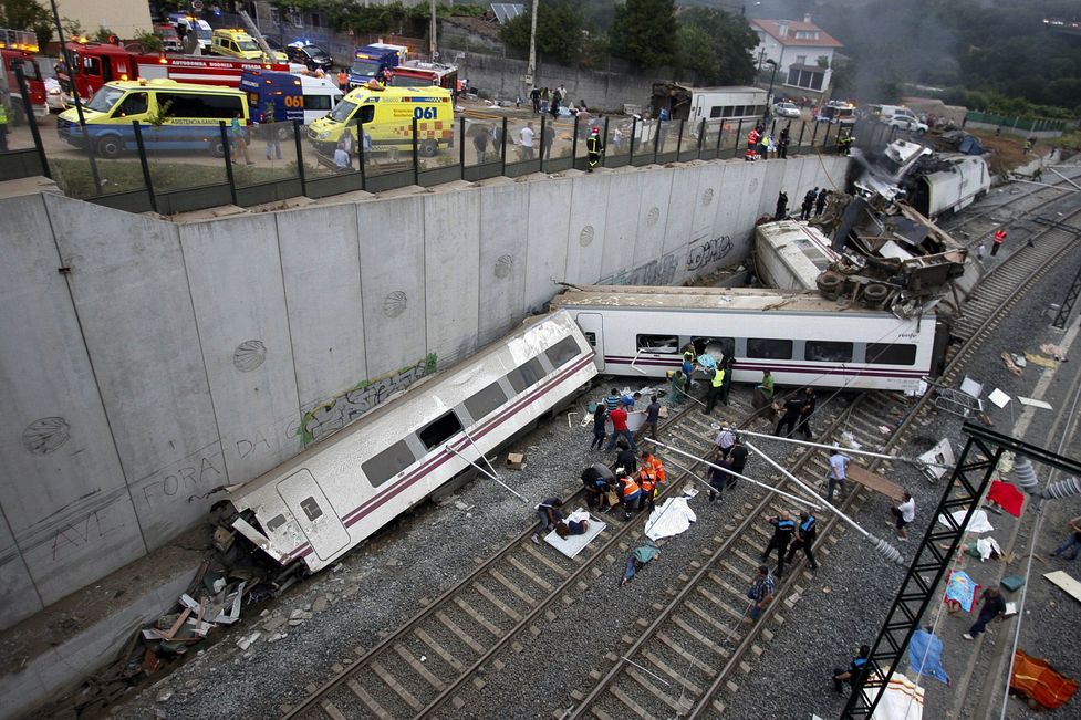 60 станаха жертвите на най-тежката влаковата катастрофа за близо половин век в Испания 