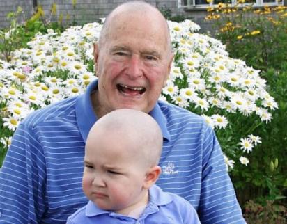 Джордж Буш-баща си обръсна главата в знак на солидарност с болно дете