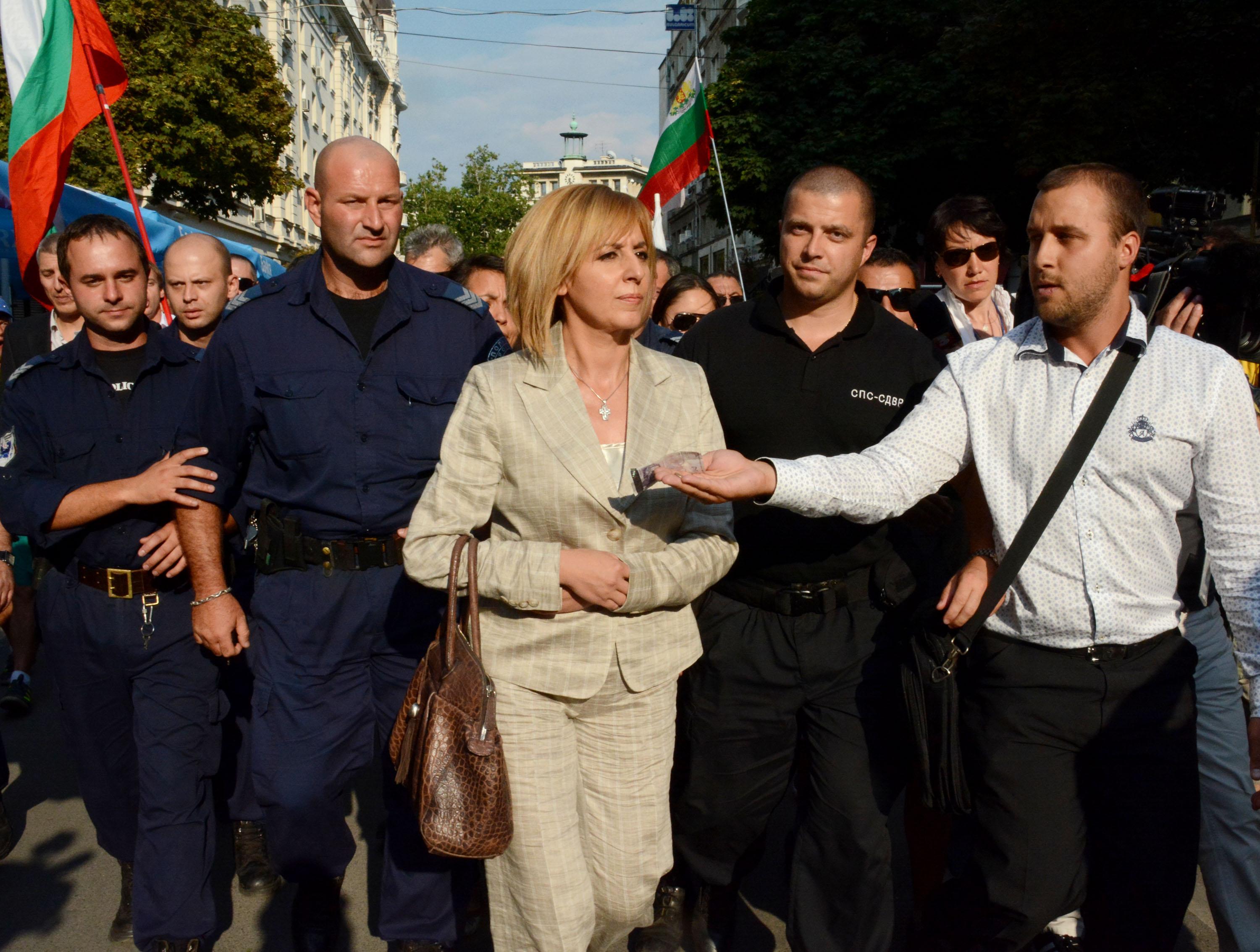 Заклещиха Мая Манолова пред Партийния дом (СНИМКИ)
