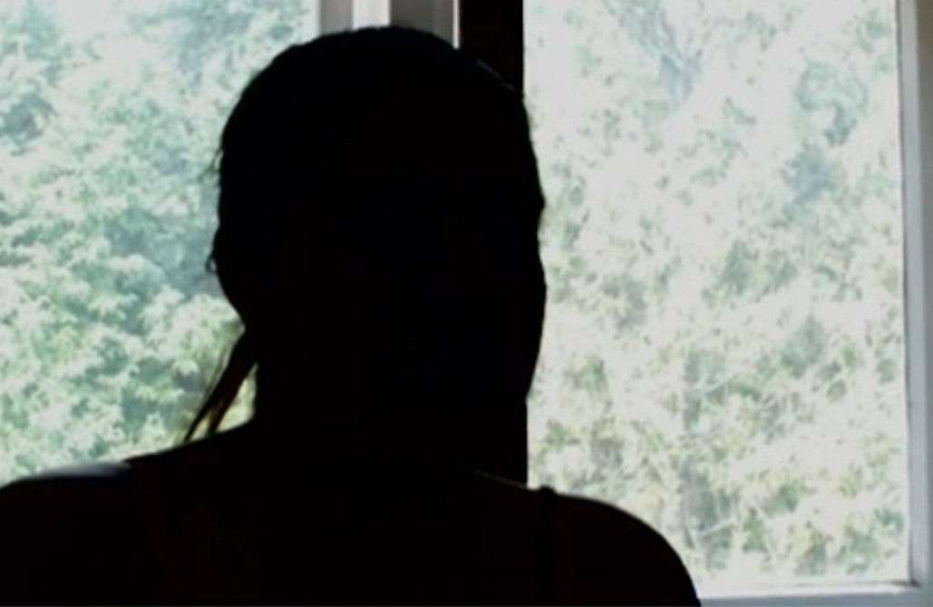 Обучена и продадена за джебчийка млада жена оцелява след бягство
