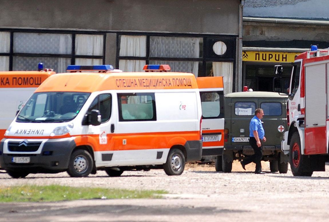 Съдебен медик оглежда трупа на покосения от инфаркт работник в „Ораново“